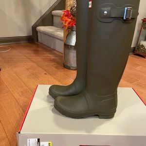 hunter rain boots in olive color size 5